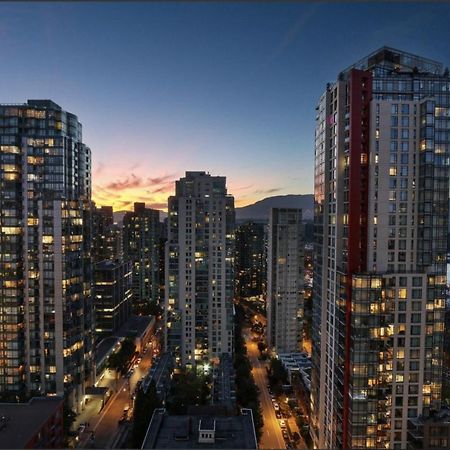 Robson & Granville Luxury Suite Vancouver Exterior photo