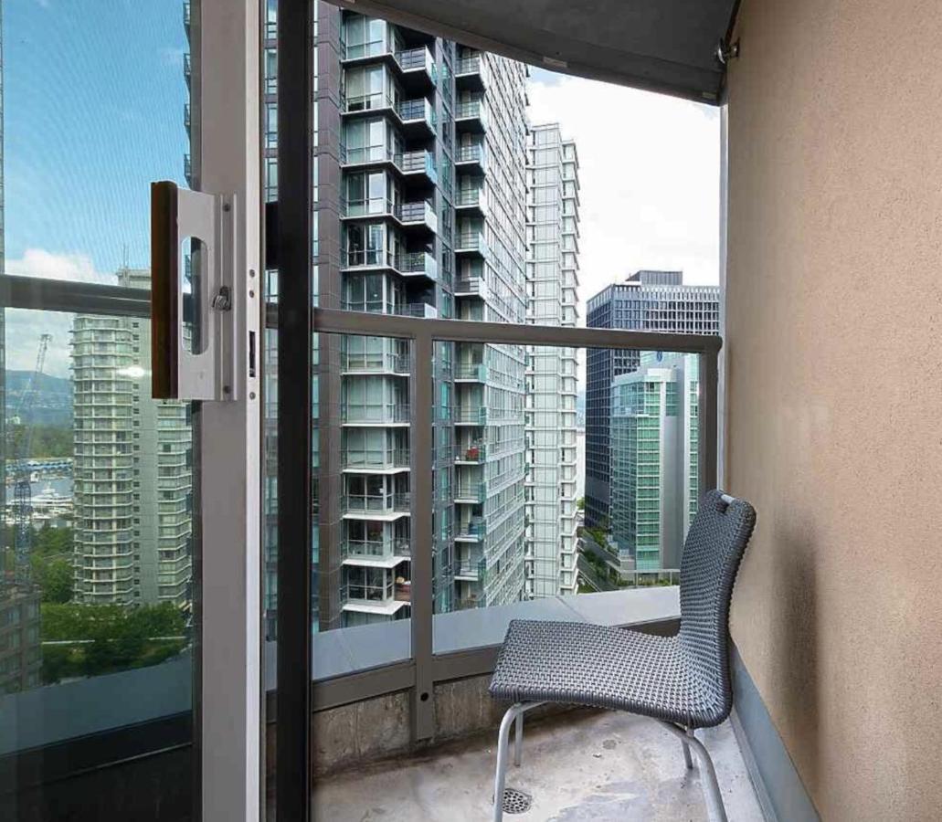 Robson & Granville Luxury Suite Vancouver Exterior photo