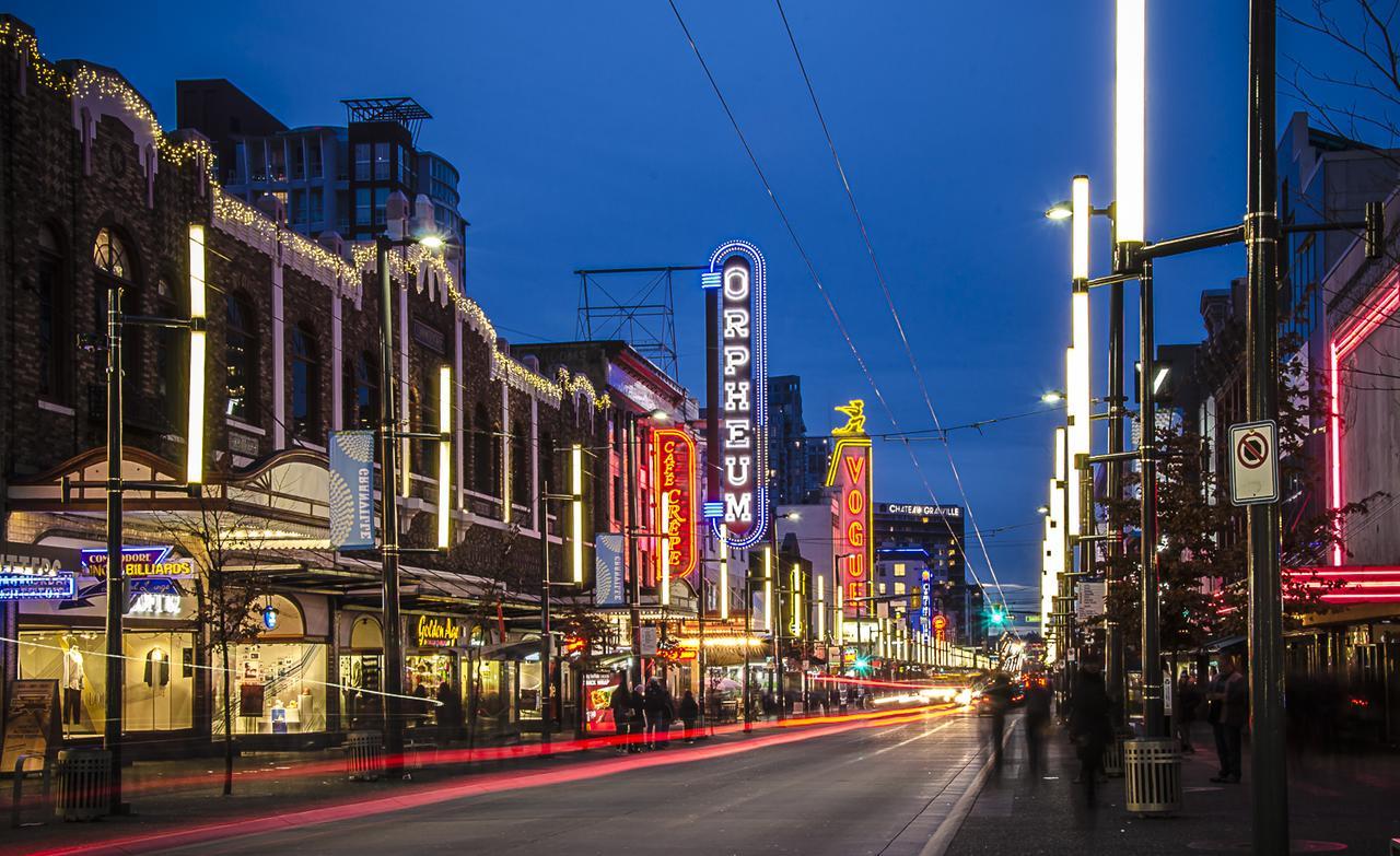 Robson & Granville Luxury Suite Vancouver Exterior photo